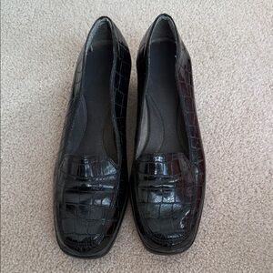 AEROSOLES Black Croc-Embossed Loafers